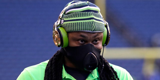 Seattle Seahawks' Marshawn Lynch walks on the field before an NFL football game against the San Francisco 49ers, Domenica, Dic. 29, 2019, a Seattle.