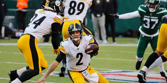 Pittsburgh Steelers quarterback Mason Rudolph (2) tries to hand off the ball to Pittsburgh Steelers running back Benny Snell (24) in the second half of an NFL football game, Sunday, Dec. 22, 2019, in East Rutherford, N.J.