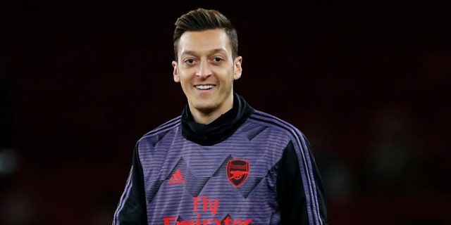 Soccer Football - Premier League - Arsenal v Brighton & Hove Albion - Emirates Stadium, London, Britain - December 5, 2019 Arsenal's Mesut Ozil during the warm up before the match REUTERS/Eddie Keogh EDITORIAL USE ONLY. No use with unauthorized audio, video, data, fixture lists, club/league logos or