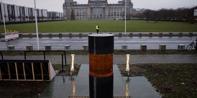 The group set up the urn in front of the German parliament building, the Reichstag, in Berlin on Monday to draw attention to the perils of far-right extremism. (Photo/Markus Schreiber)