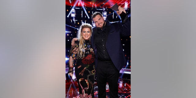 Jake Hoot, with coach Kelly Clarkson, won Season 17 of 'The Voice.'​​​​​