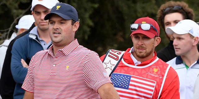 Patrick Reed busca una oportunidad potencial durante el torneo de golf de la Copa del Presidente en el Royal Melbourne Golf Club en Melbourne el 12 de diciembre de 2019.