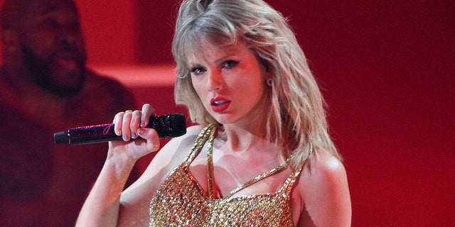 Taylor Swift performs at the American Music Awards in Los Angeles, Calif.