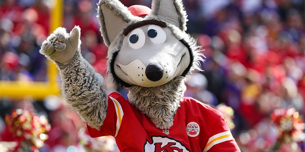 Kansas City Chiefs mascot bangs his head in frustration after Houston Texans  touchdown