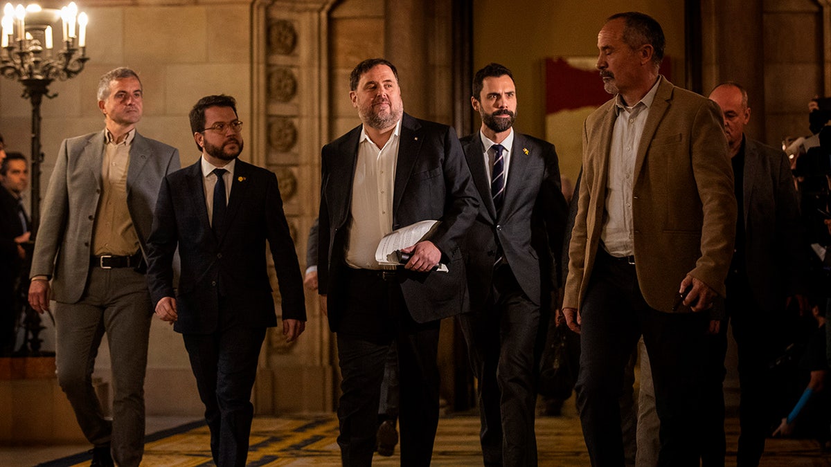 Catalan politician Oriol Junqueras, centre, arrives at the Parliament of Catalonia in Barcelona, Spain, Tuesday, Jan. 28, 2020. The imprisoned leader of the Catalan separatist ERC party Oriol Junqueras and five other former regional Cabinet members who pushed ahead with an illegal independence declaration for Catalonia in 2017 are brought out of prison for the first time to testify at a regional parliamentary committee. (AP Photo/Emilio Morenatti)