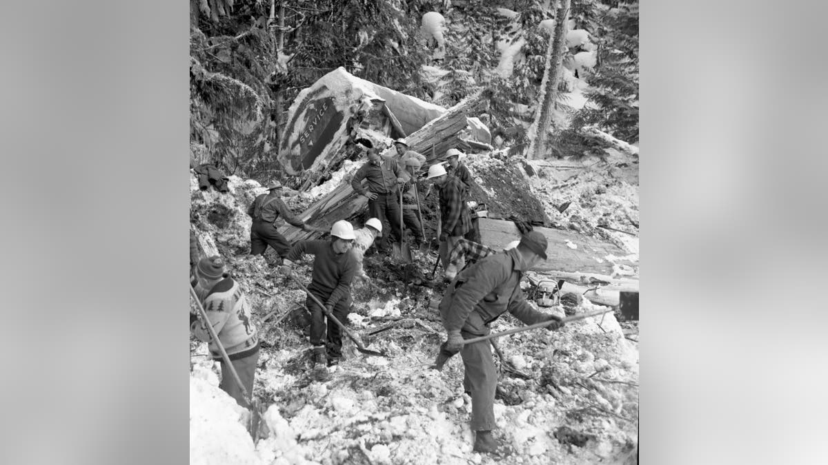 Workers, police, volunteers and Highways Department staff attempted to recover victims of the Hope Slide. (British Columbia Ministry of Transportation and Infrastructure)