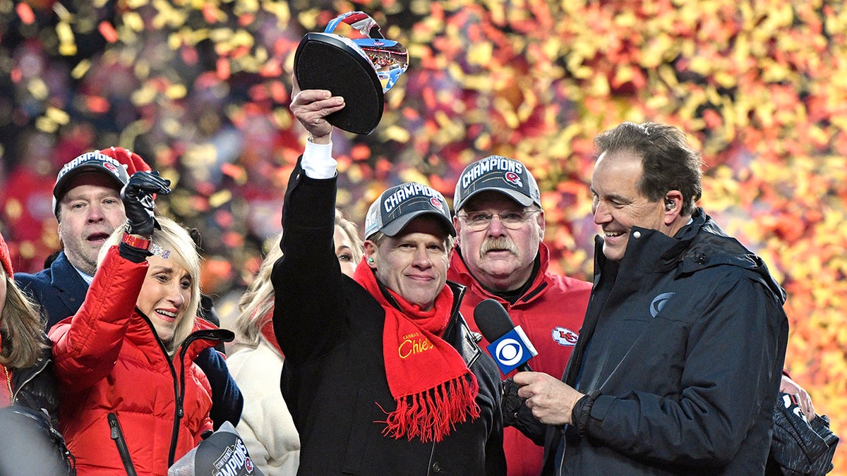 The Hunt Family raised the Lamar Hunt Trophy for winning the AFC Championship. (AP Photo/Jeff Roberson)
