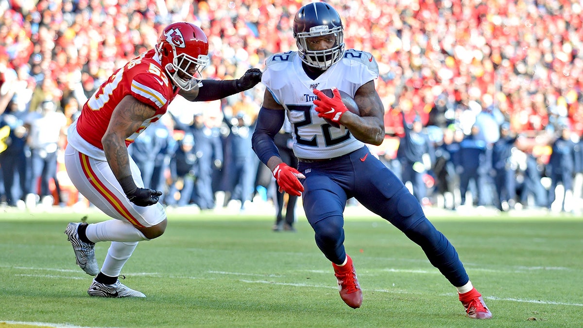 Tennessee Titans' Derrick Henry running for a touchdown past Kansas City Chiefs linebacker Anthony Hitchens. (AP Photo/Ed Zurga)