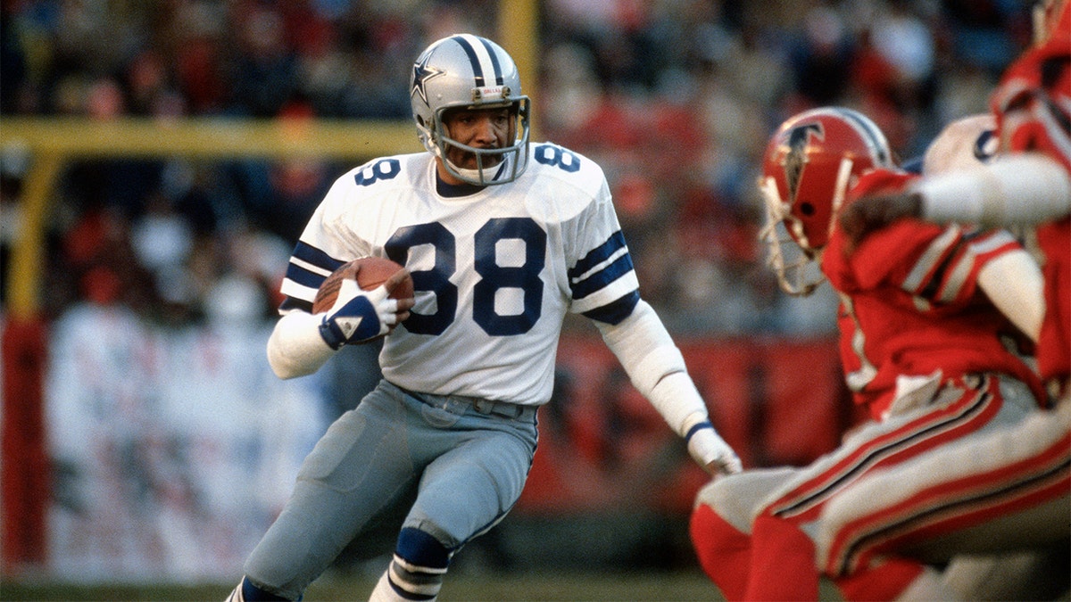Wide Receiver Drew Pearson #88 of the Dallas Cowboys runs with the ball against the Atlanta Falcons during an NFL football circa 1980 at Texas Stadium in Dallas, Texas. Pearson played for the Cowboys from 1973-83. (Photo by Focus on Sport/Getty Images)