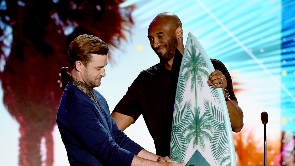 Justin Timberlake accepts the Decade Award from former NBA player Kobe Bryant during the 2016 Teen Choice Awards. (Photo by Kevin Winter/Getty Images)