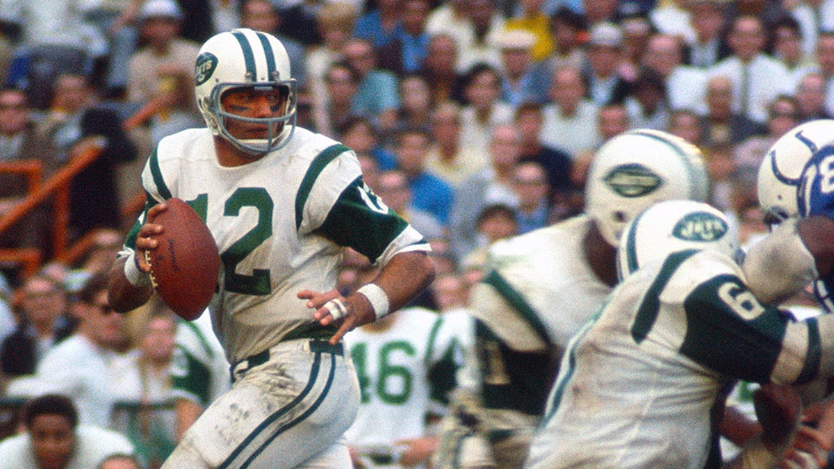 Joe Namath drops back