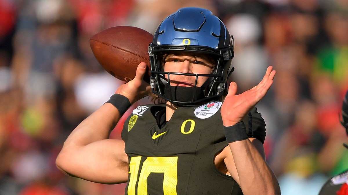 How the Chargers' coaches are developing Justin Herbert for the long term -  Sports Illustrated
