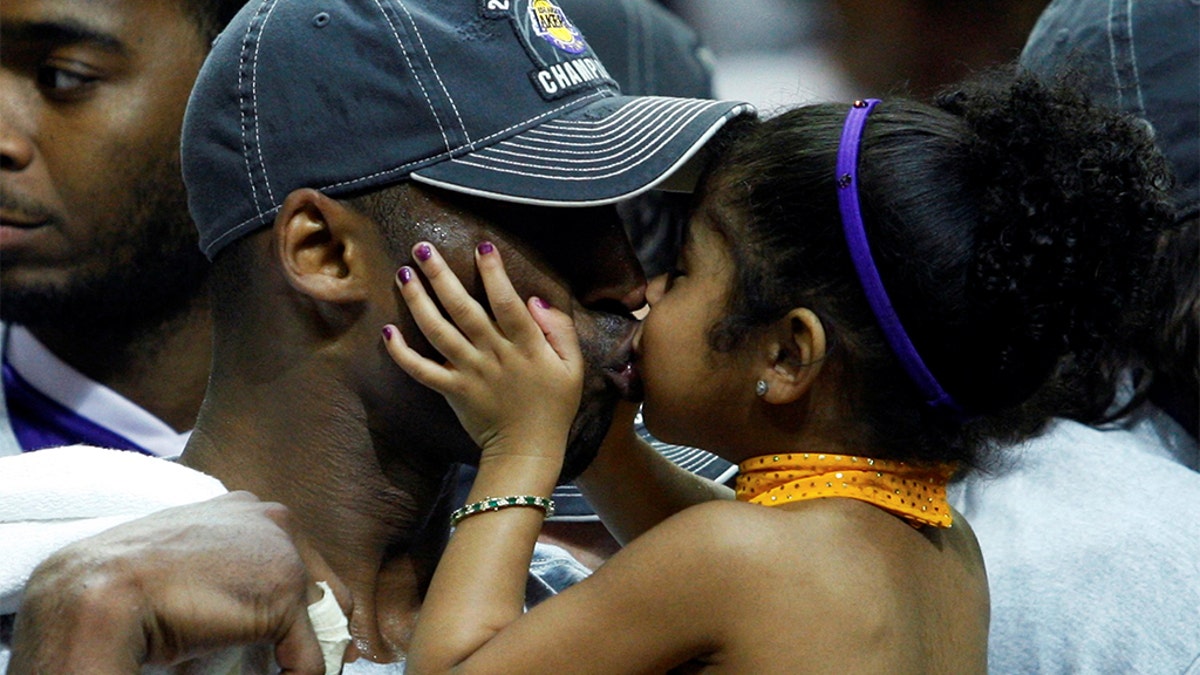 17 Heartwarming Photos of Kobe Bryant With His Wife & Daughters
