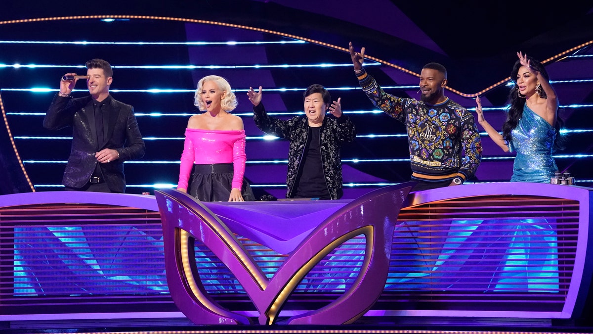 THE MASKED SINGER: L-R: Robin Thicke, Jenny McCarthy, Ken Jeong, guest panelist Jamie Foxx and Nicole Scherzinger.