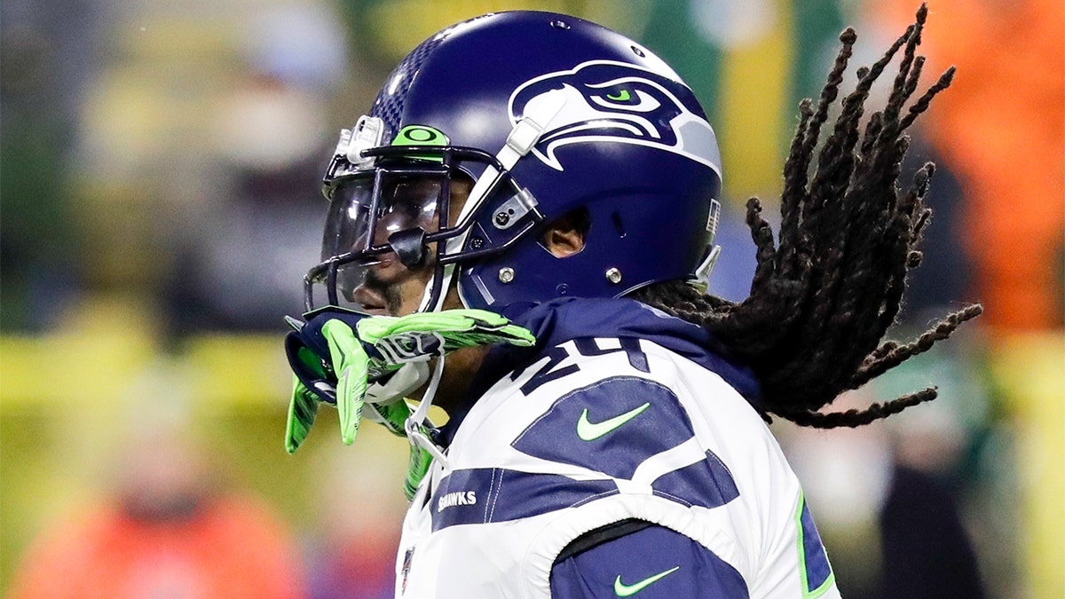 Marshawn Lynch Officially Re-Signs to Seahawks