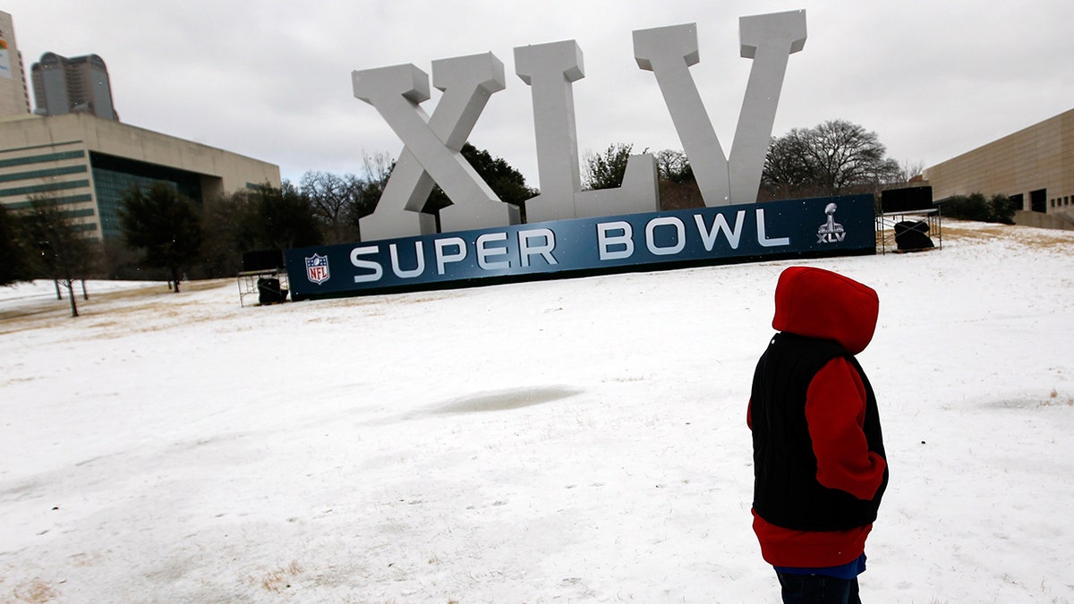 A major ice storm hit the Dallas/Fort Worth area overnight days before Super Bowl XLV was due to be held in Arlington, Texas in 2011, creating major travel issues.