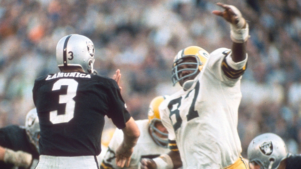 Willie Davis had three sacks in Super Bowl II. (Photo by Focus on Sport/Getty Images)