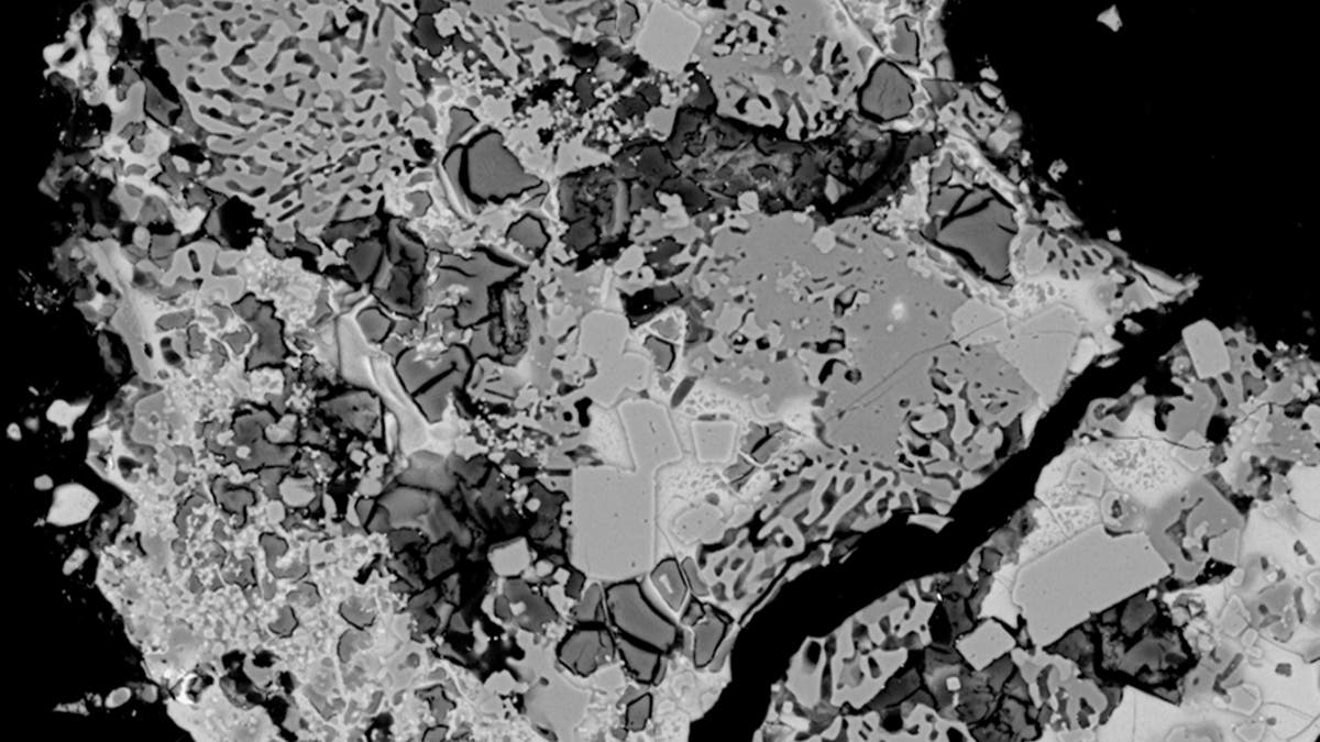 Moondust simulant undergoing oxygen extraction. (Credit: Beth Lomax / University of Glasgow)