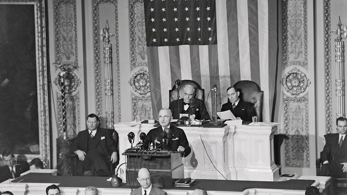 (Original Caption) President Truman appearing before a joint session of the new Republican controlled Congress is shown here to deliver his annual State of the Union message. He recommended a strong and sweeping legislative program to halt disastrous labor strife and called upon the G.O.P. Congress to work with him for the common good.