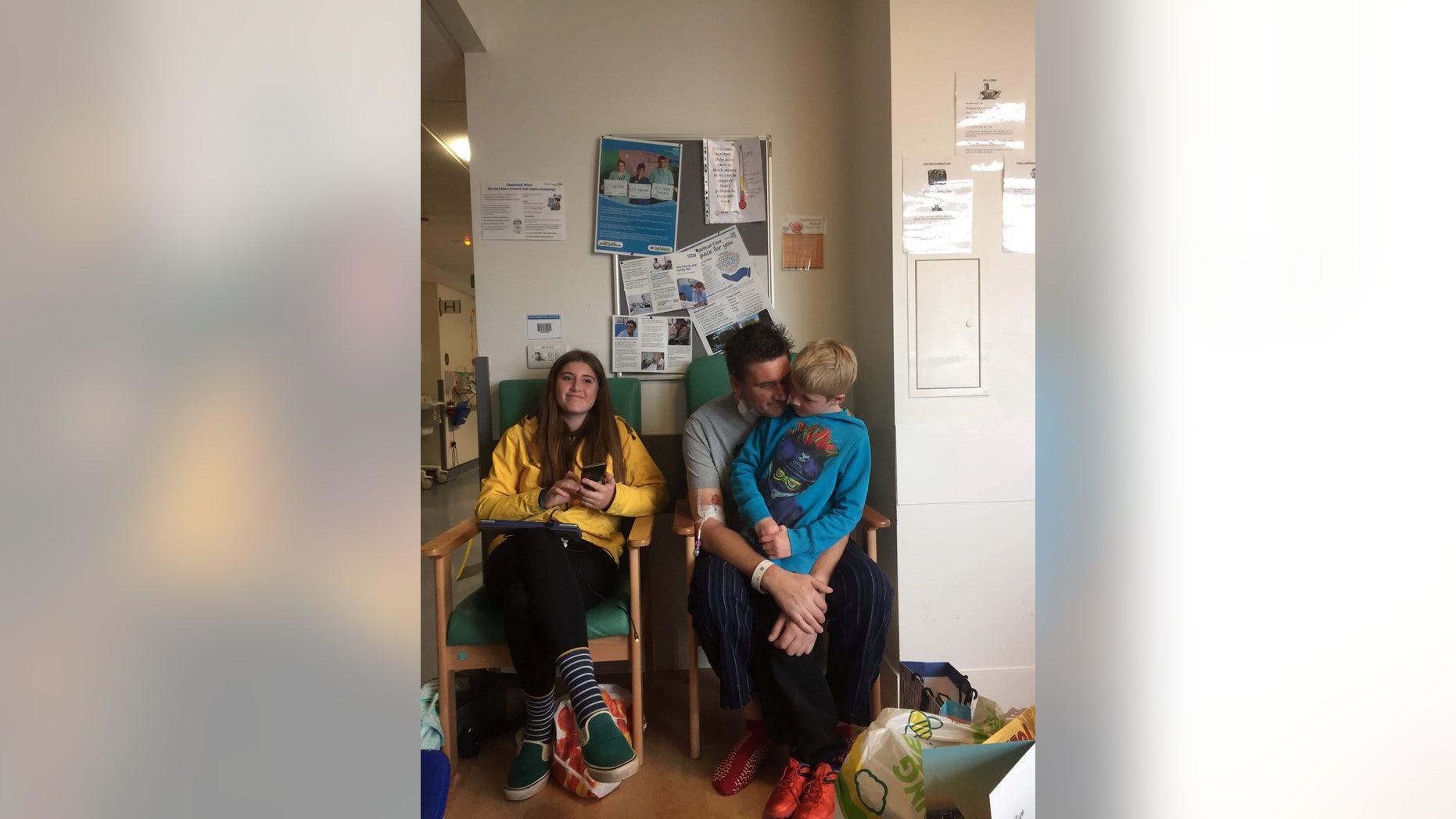 Adam Martin dengan dua dari tiga anaknya saat berada di rumah sakit. 