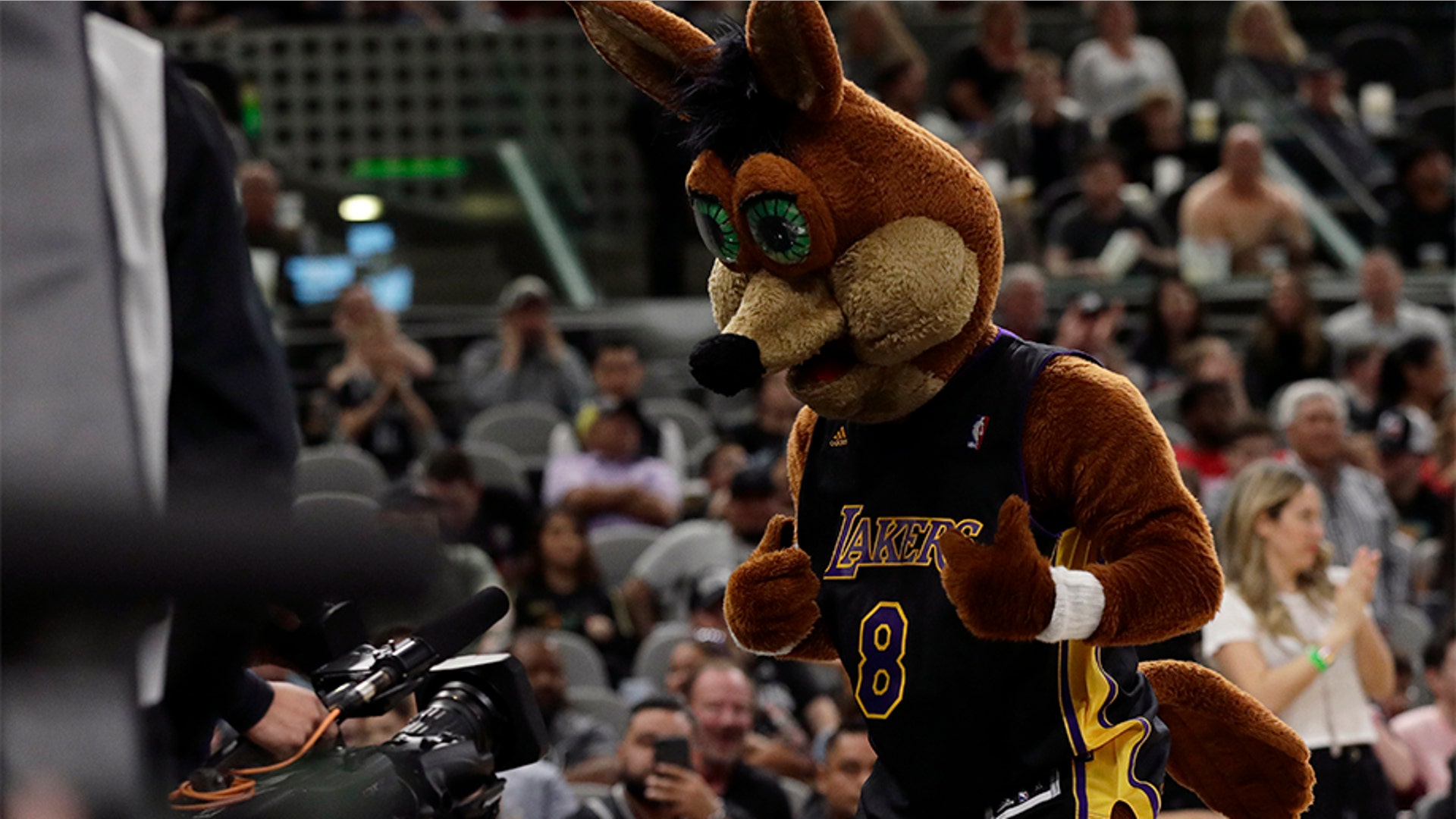 The Coyote, the San Antonio Spurs mascot, wears a Los Angeles Lakers jersey to honor Bryant.
