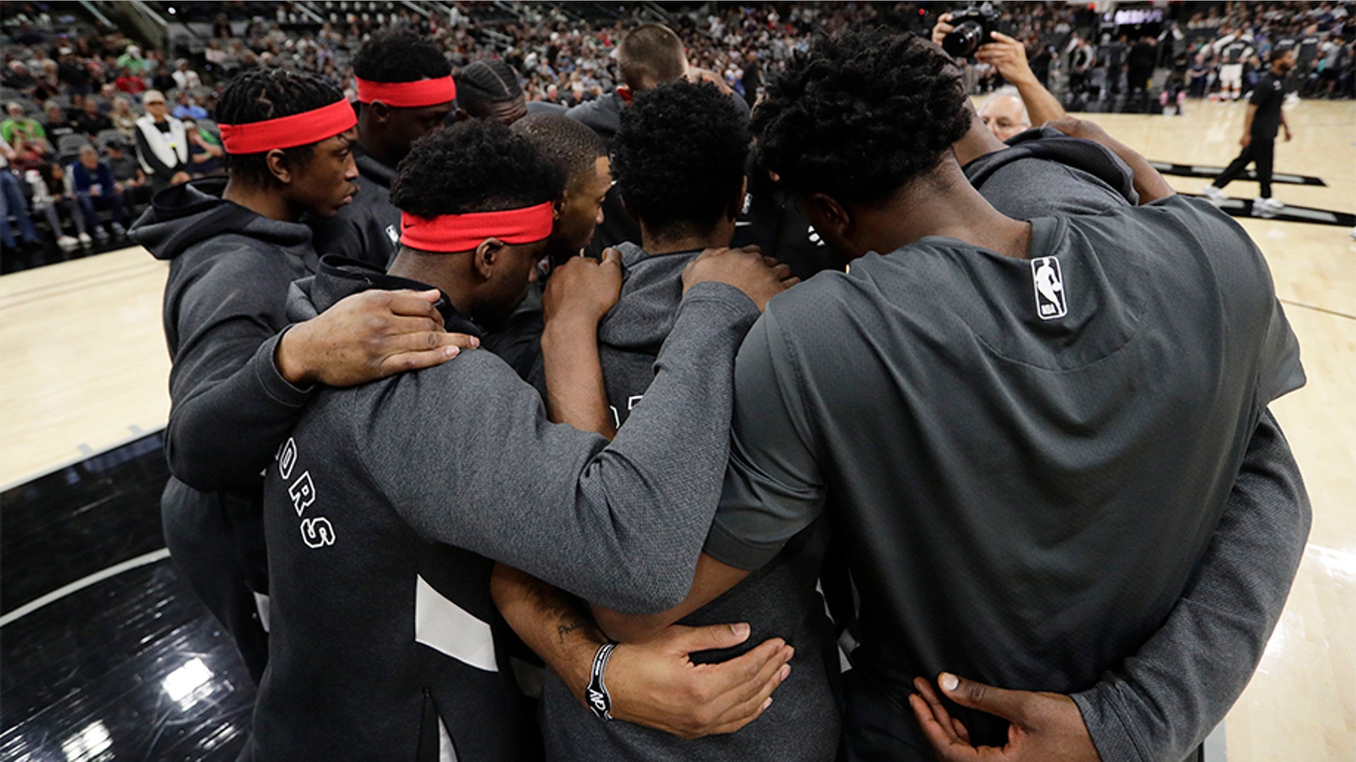 Toronto Raptors players huddle together following a moment of silence for Kobe Bryant.
