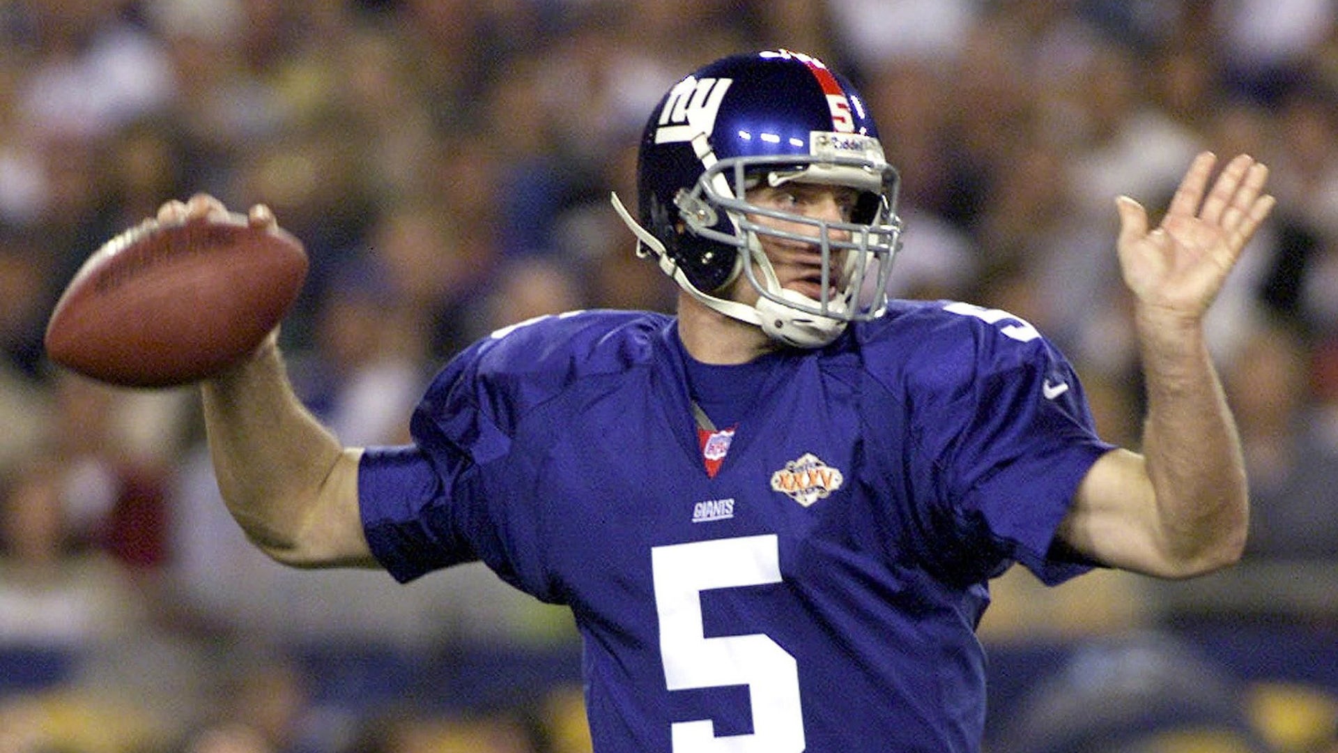 TAMPA, UNITED STATES: New York Giants' quarterback Kerry Collins prepares to throw a pass during first quarter action of Super Bowl XXXV 28 January 2001 in Tampa, Florida. The New York Giants and the Baltimore Ravens are playing for the Vince Lombardi Trophy and the title of NFL champions. AFP PHOTO/Jeff HAYNES