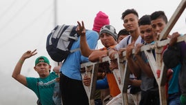 Honduran migrants gather to try forming new caravan