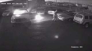 Man caught on video setting vehicles on fire in Arizona parking lot