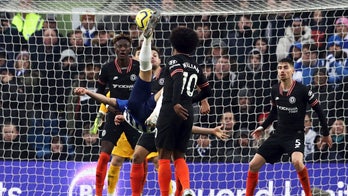 Chelsea denied by overhead kick; Arsenal beats Man United
