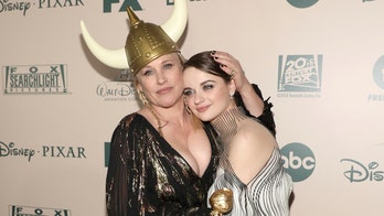 Patricia Arquette 'accidentally' hits Joey King in the head with her Golden Globe