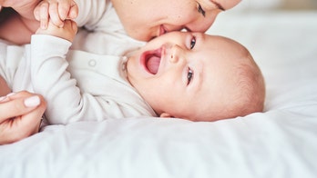 Baby adorably attacks mom with kisses in viral video