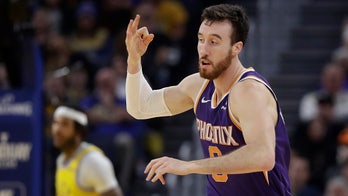 Suns forward Frank Kaminsky out with knee injury