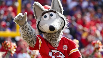 Kansas City Chiefs mascot bangs his head in frustration after Houston Texans touchdown