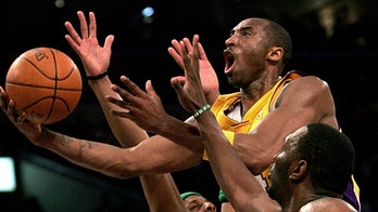 Chiefs, 49ers honor Kobe Bryant before Super Bowl LIV