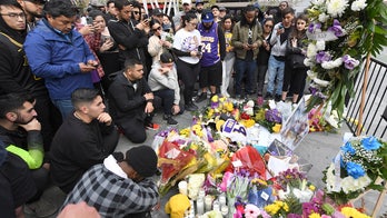 Kobe Bryant fans pay tribute to NBA legend in wake of deadly helicopter crash