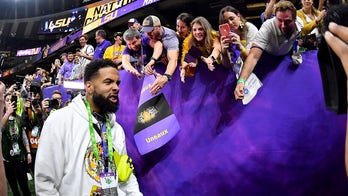 Odell Beckham Jr. raises eyebrows after he appears to hand cash to LSU players after game