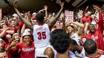 Lewis, Alabama hand No. 4 Auburn its first loss, 83-64