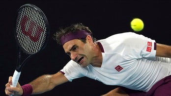 Federer overcomes slow start, reaches Australian Open QFs