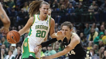 Ionescu reaches 900 assists, No. 2 Oregon women top Colorado