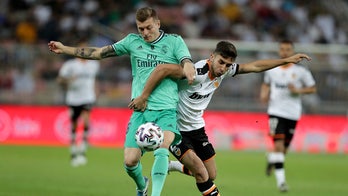 Real Madrid's Toni Kroos puts remarkable corner-kick shot in the net during Super Cup match vs. Valencia