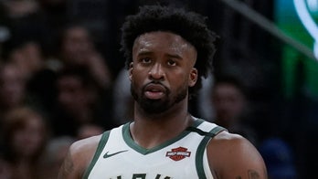 Milwaukee Bucks' Wesley Matthews suffers shoe malfunction during game vs. Golden State Warriors