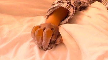 Girl may lose fingers after shoveling snow for hours in frigid temperatures, report says