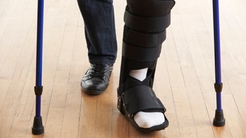 Influencer defends faking broken ankle for flight upgrade