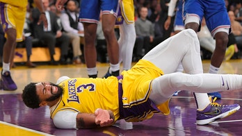 Anthony Davis bruises back in Lakers' 117-87 win over Knicks