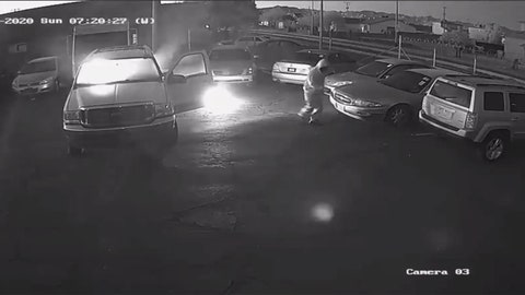 Man in Arizona caught on video setting vehicles on fire in parking lot