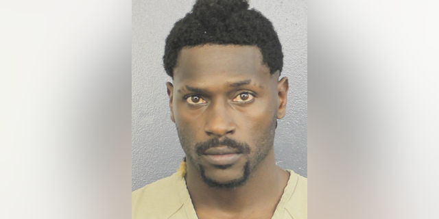 Antonio Brown surrendered to police in Florida on Thursday in relation to an arrest warrant stemming from allegations that he threw rocks at a moving truck and assaulted the driver, according to a report.