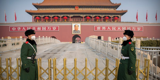 milik Ai Weiwei "Studi Perspektif" seri termasuk penggambaran dia memberikan jari tengah ke Lapangan Tiananmen.