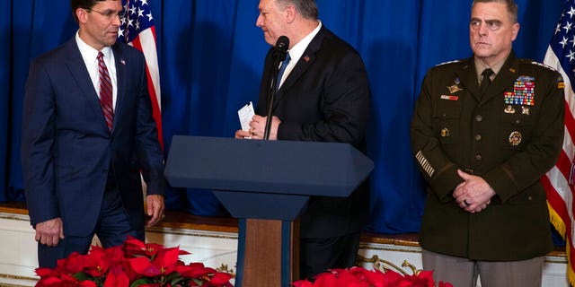 Mike Pompeo, minister van buitelandse sake, sentrum, Sekretaris van Verdediging Mark Esper, links, and Chairman of the Joint Chiefs of Staff Gen. Mark Milley deliver a statement on Iraq and Syria, at President Donald Trump's Mar-a-Lago property, Sondag, Des. 29, 2019, in Palm Beach, Fla. (AP Photo/ Evan Vucci)