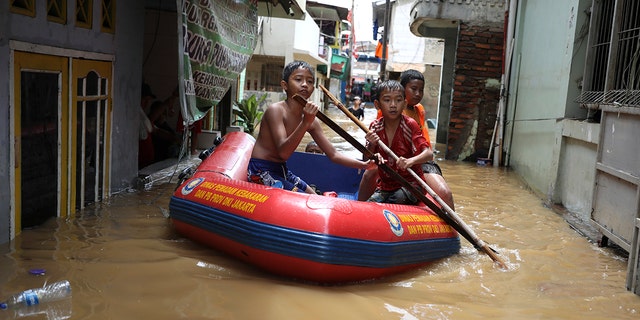 Indonesia floods triggered by torrential rain kill 17, displace ...